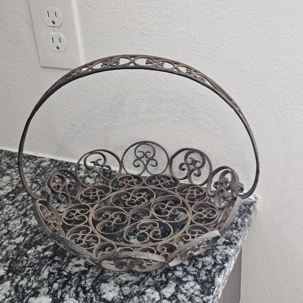 Vintage wrought iron brown fruit bowl basket decorative scrolled design w/handle
